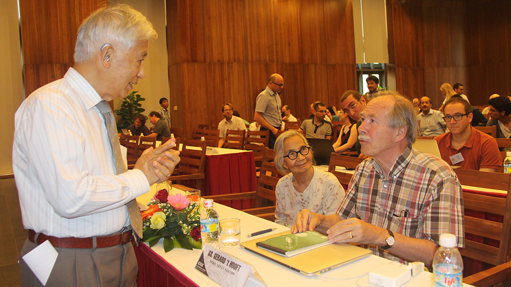 GS. Trần Thanh Vân – chủ tịch Hội gặp gỡ Việt Nam (bìa trái) trao đổi với GS. Gerardus ’t Hooft tại hội thảo khoa học - Ảnh: THÁI THỊNH