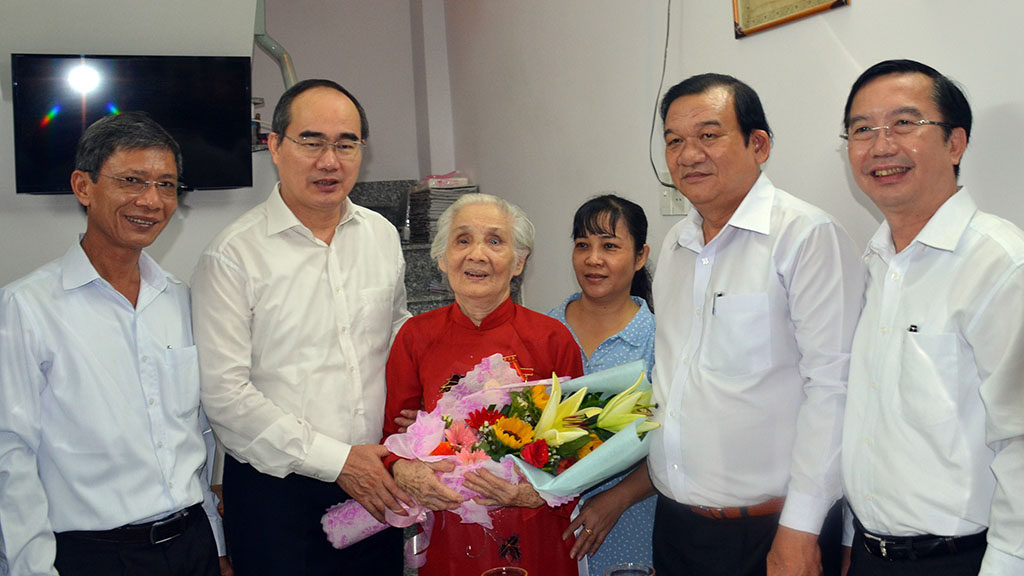 Bí thư Nguyễn Thiện Nhân và đoàn cán bộ TP thăm Mẹ Lê Thị Cách - Ảnh: N.N