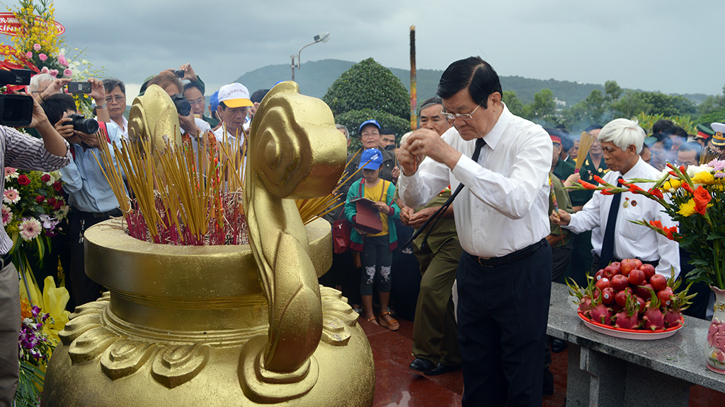 Ông Trương Tấn Sang dâng hương tại lễ  đài - Ảnh: HOÀNG TRUNG