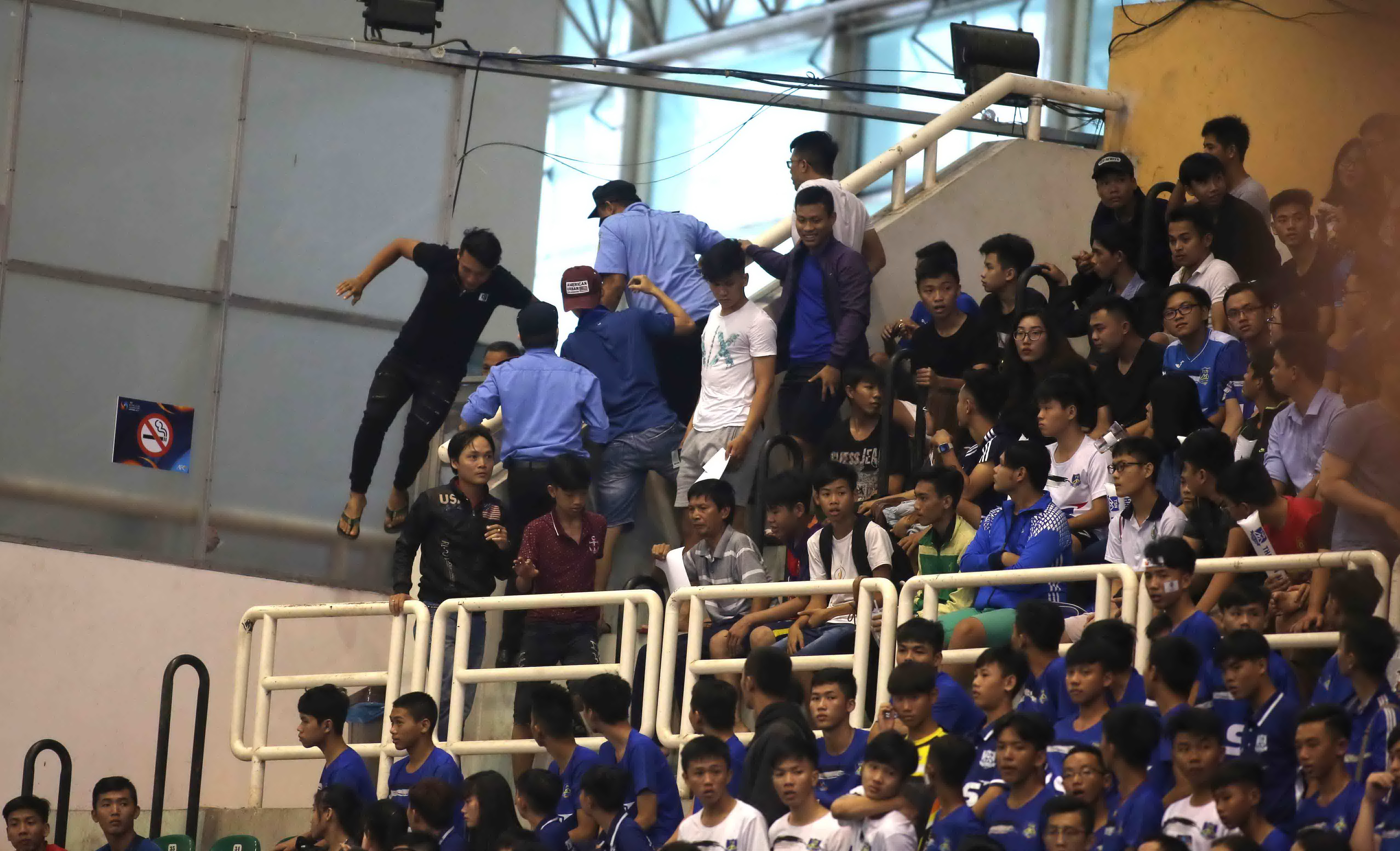 Sức hút của trận đấu đã khiến có rất đông người hâm mộ đến nhà thi đấu Phú Thọ để theo dõi và một số CĐV đã leo lan can vào khán đài. Ảnh: N.K