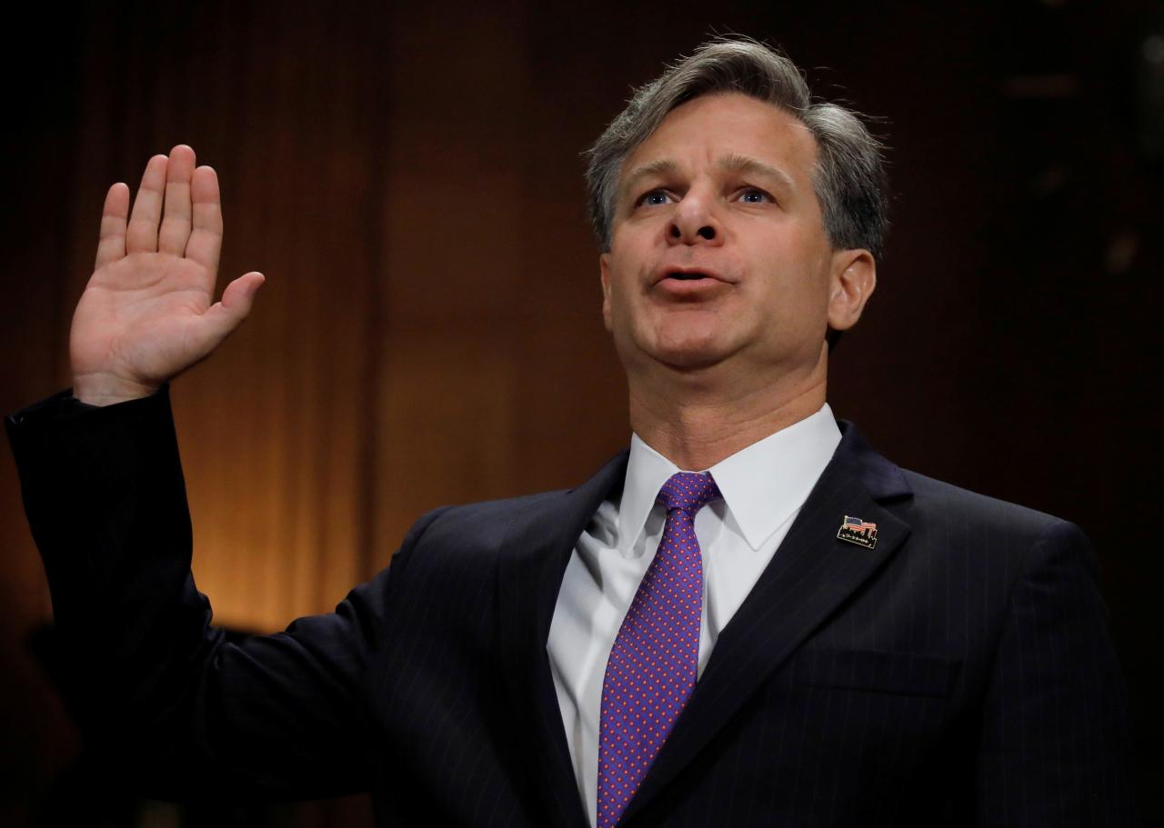 Ông Christopher Wray tuyên thệ tại buổi điều trần trước Uỷ ban Tư pháp Thượng viện ngày 12-7 - Ảnh: Reuters