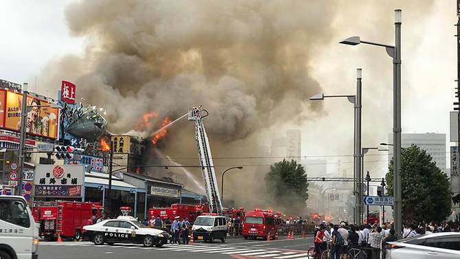Khói bốc lên từ địa điểm cháy ở chợ Tsukiji, Tokyo ngày 3-8 - Ảnh: Channel News Asia