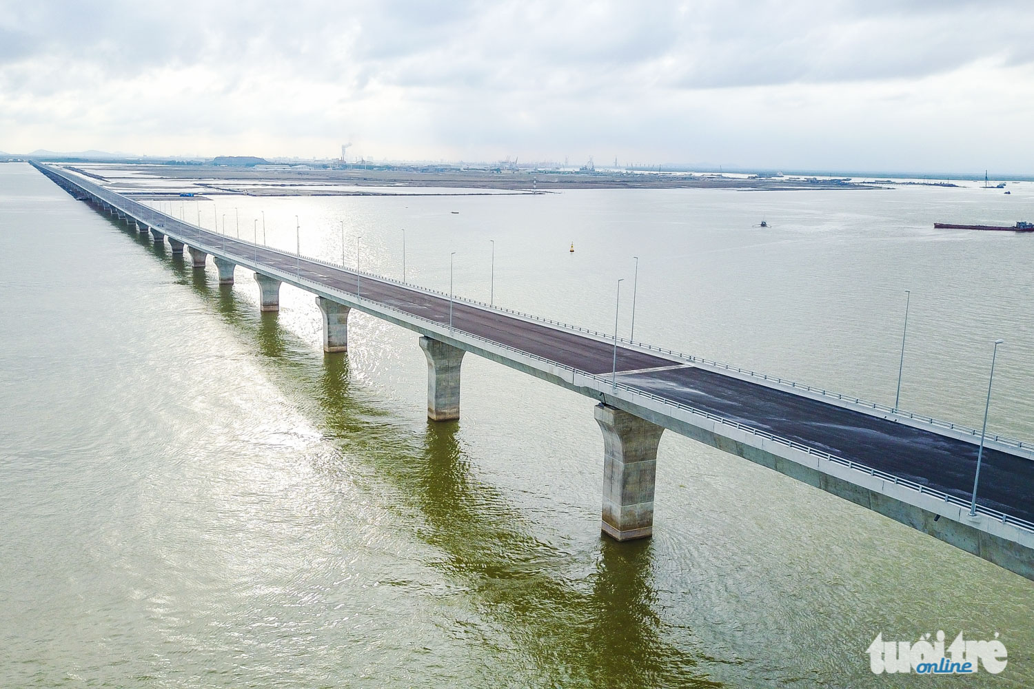 Dự án đường ô tô Tân Vũ – Lạch Huyện là một trong hai hợp phần chính của Dự án xây dựng cơ sở hạ tầng càng Lạch Huyện, Hải Phòng được khởi công vào tháng 2-2014 - Ảnh: NGUYỄN KHÁNH