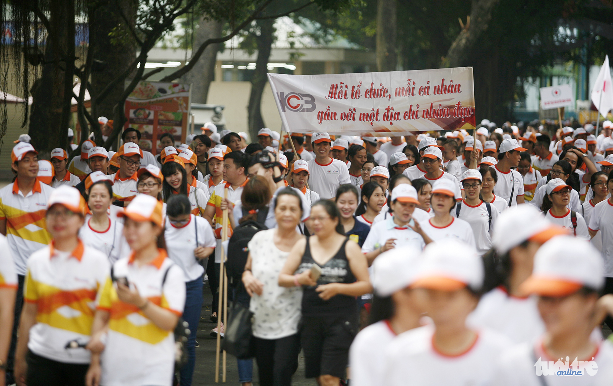 Hơn 6h rất đông người đã có mặt tại khuôn viên công viên văn hóa Đầm Sen để tham gia chương trình -Ảnh: NAM TRẦN
