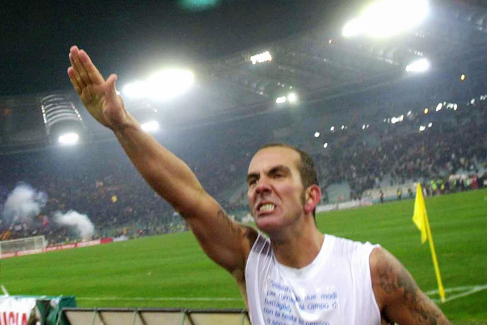 Cầu thủ người Ý Paolo Di Canio từng gây tranh cãi với kiểu chào phát xít
