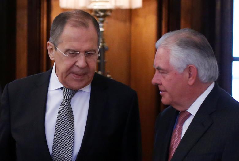 Ngoại trưởng Nga Sergei Lavrov (trái) và Ngoại trưởng Mỹ Rex Tillerson trong một cuộc gặp tại Matxcơva hồi tháng 4-2017 - Ảnh: Reuters