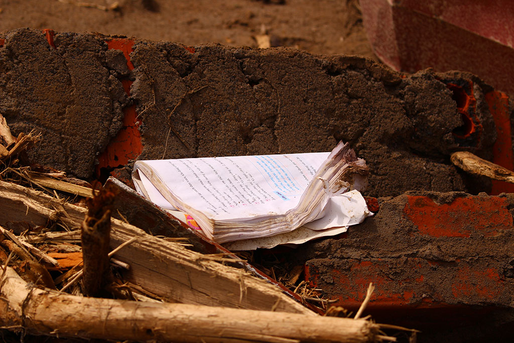 Nơi đống đổ nát, vẫn còn vương vãi sách vở của học sinh - Ảnh: HÀ THANH