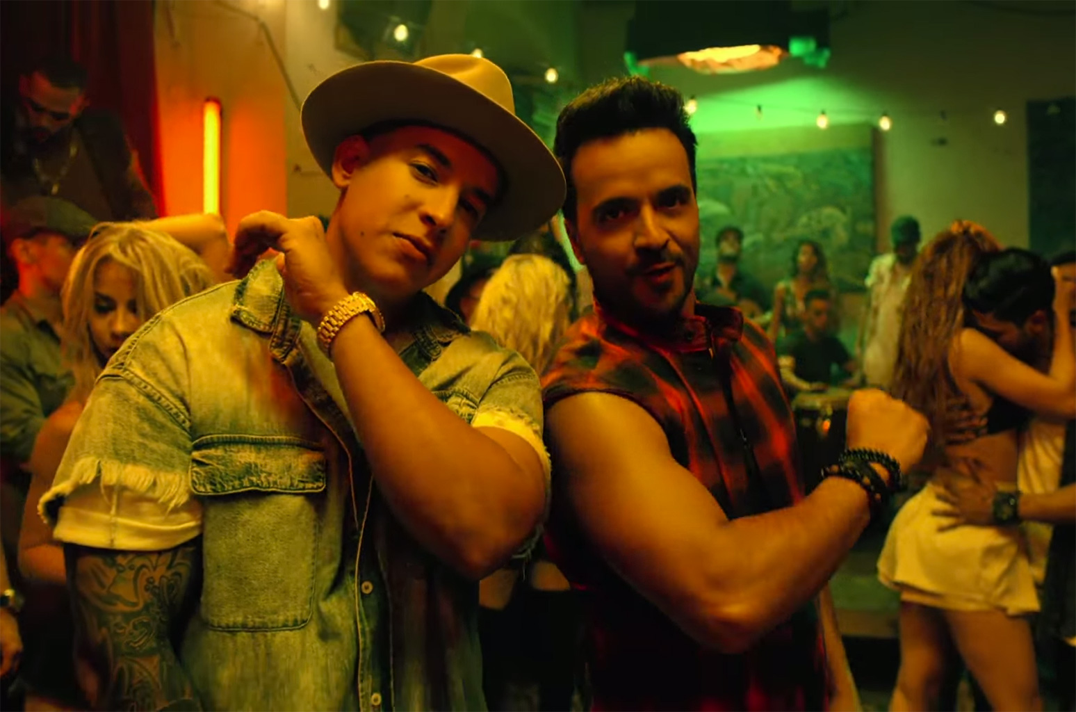 Daddy Yankee (trái) và Luis Fonsi trong MV Despacito