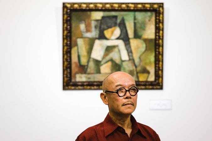 Họa sỹ Nguyễn Thành Chương và bức tranh được ký tên Tạ Tỵ mà ông nói là của mình - Ảnh: The News York Times