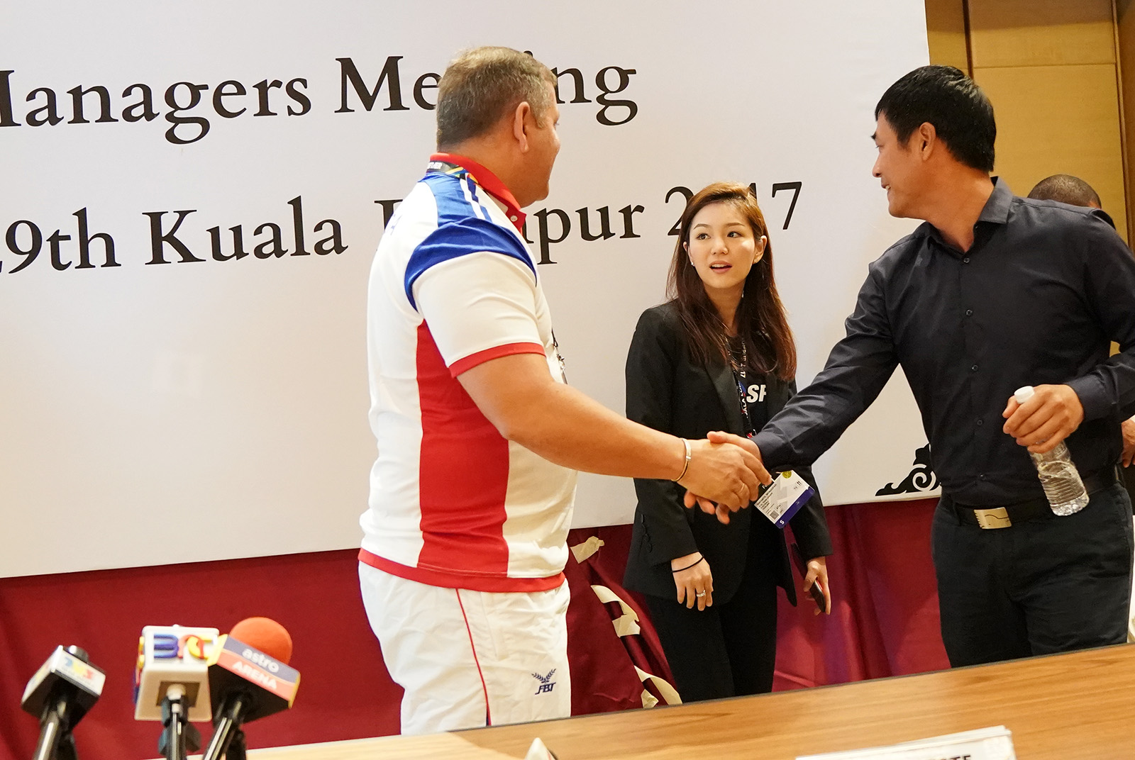 Trưởng đoàn Watanya Wongopasi trò chuyện với HLV Nguyễn Hữu Thắng của Việt Nam và một trưởng đoàn bóng đá thuộc bảng B bóng đá nam. Ảnh: NGUYỄN KHÁNH