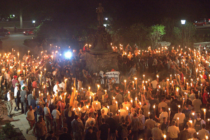 Đám đông biểu tình đêm 11-8 tại Virginia - Ảnh: Reuters
