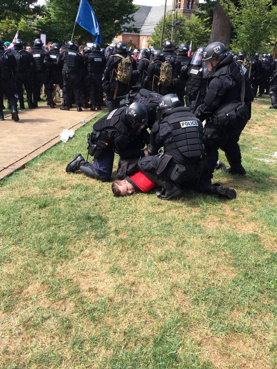 Cảnh sát trấn áp người biểu tình ở Charlottesville - Ảnh: Cảnh sát Virginia