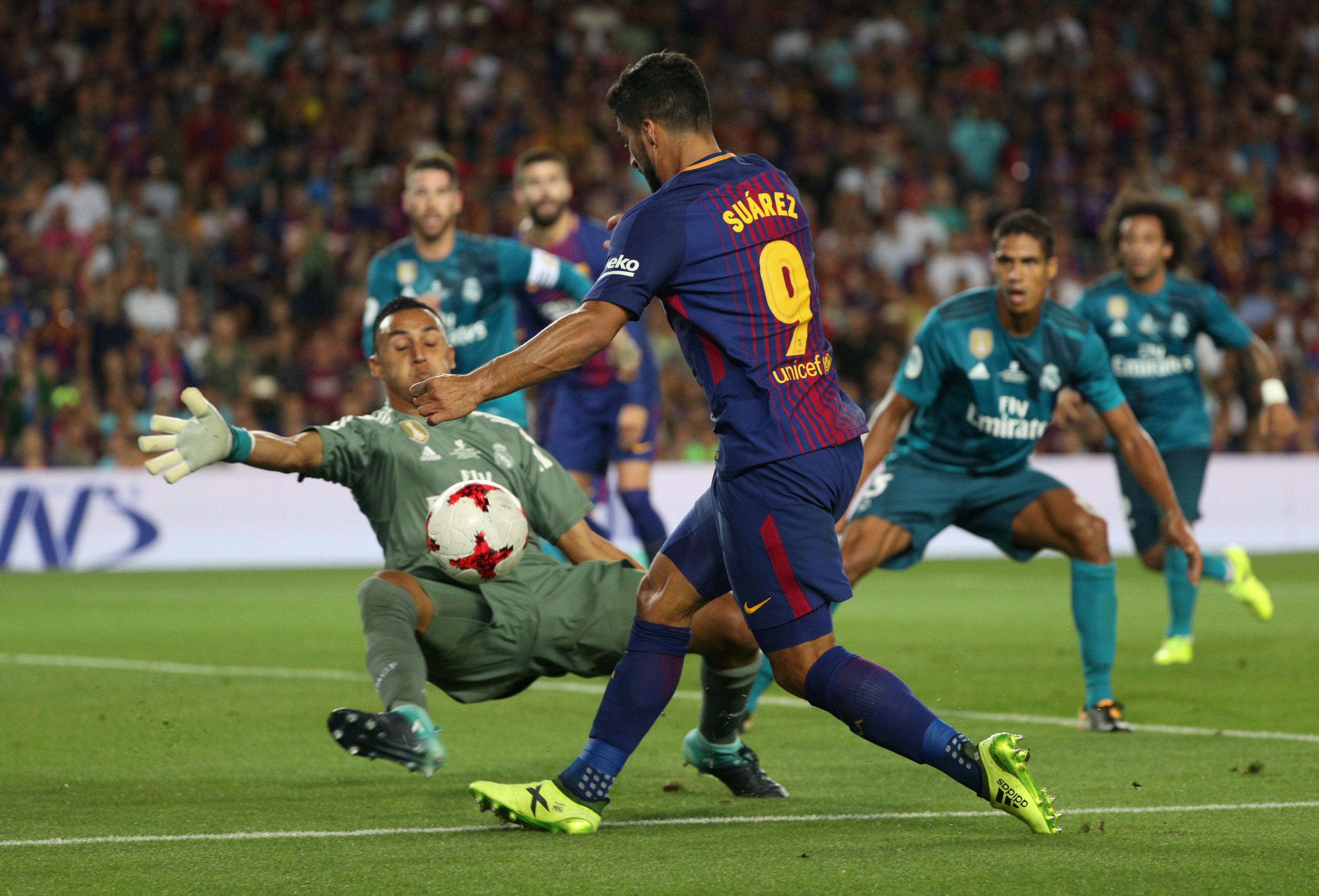 Tình huống Suarez ăn vạ giúp Barca được hưởng quả đá 11m. Ảnh: REUTERS