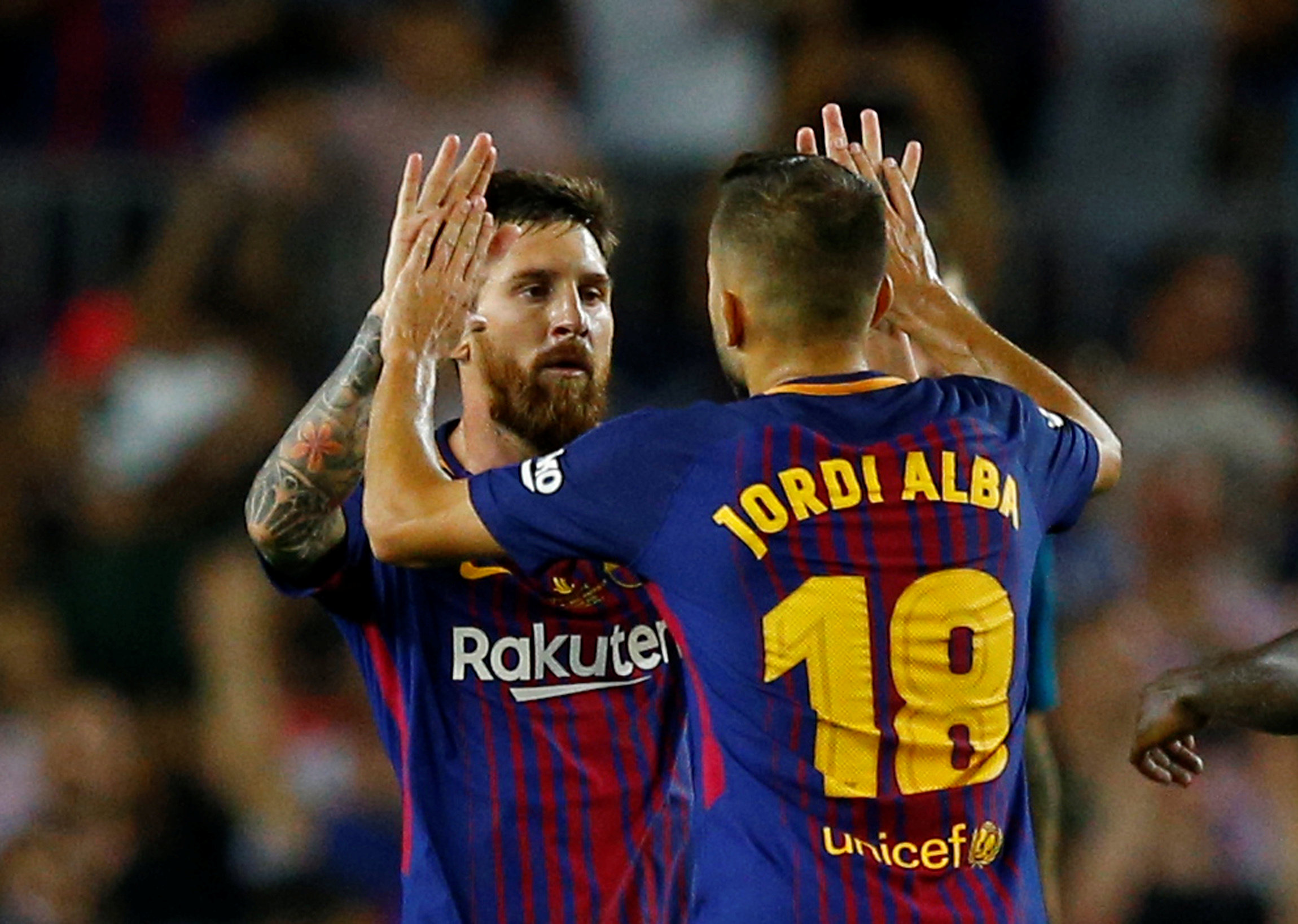 Messi ăn mừng bàn thắng gỡ hòa 1-1 cho Barca. Ảnh: REUTERS