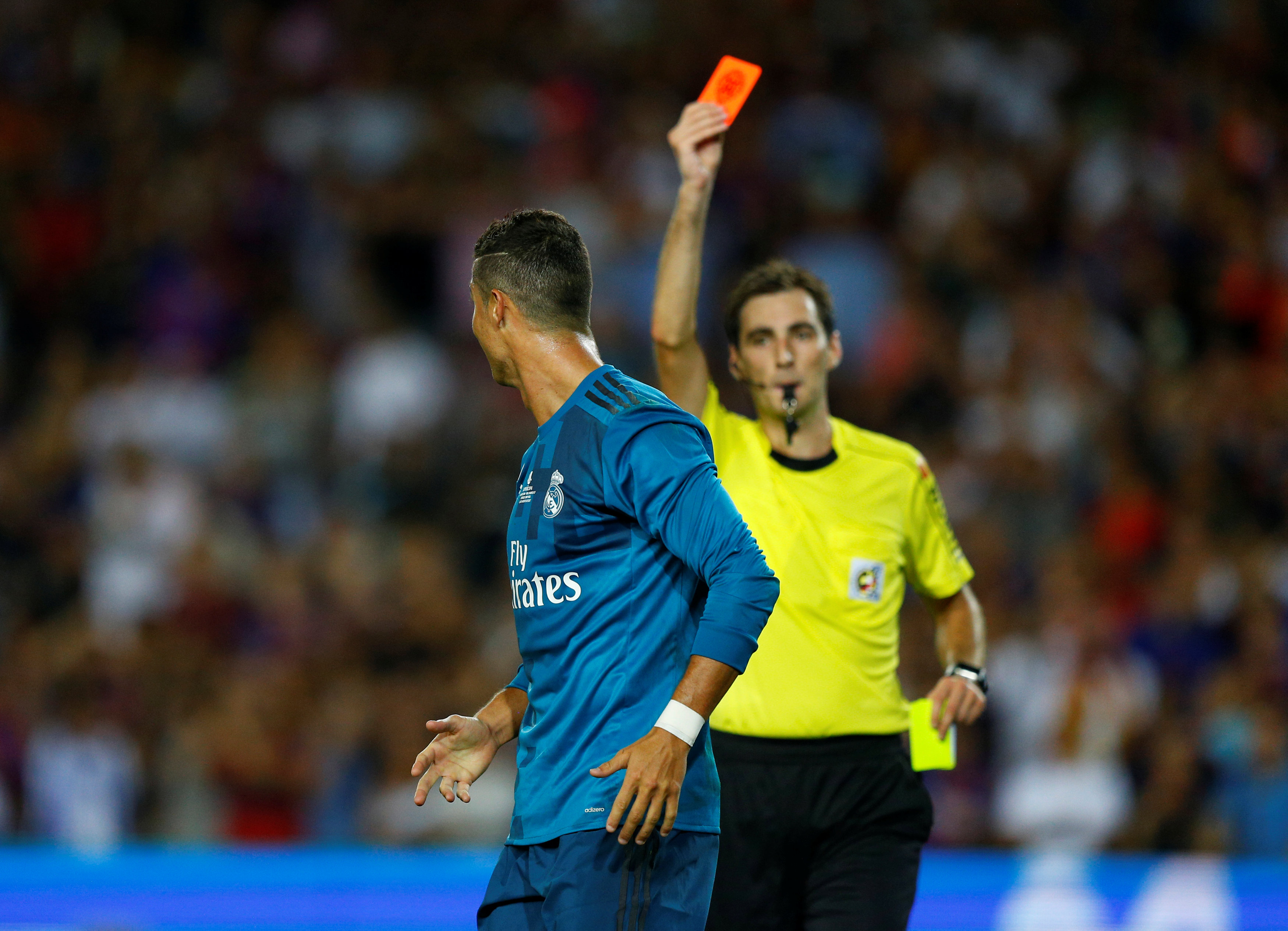 Ronaldo nhận thẻ vàng thứ 2 sau pha va chạm với Umtiti. Ảnh: REUTERS