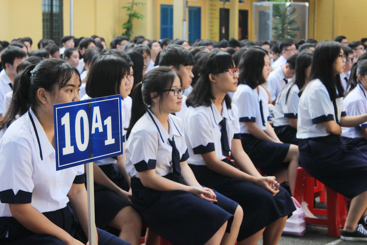Học sinh Trường THPT Trần Khai Nguyên, Q.5, TP.HCM lắng nghe thầy hiệu trường dặn dò trong ngày tựu trường - Ảnh: PHƯƠNG NGUYỄN