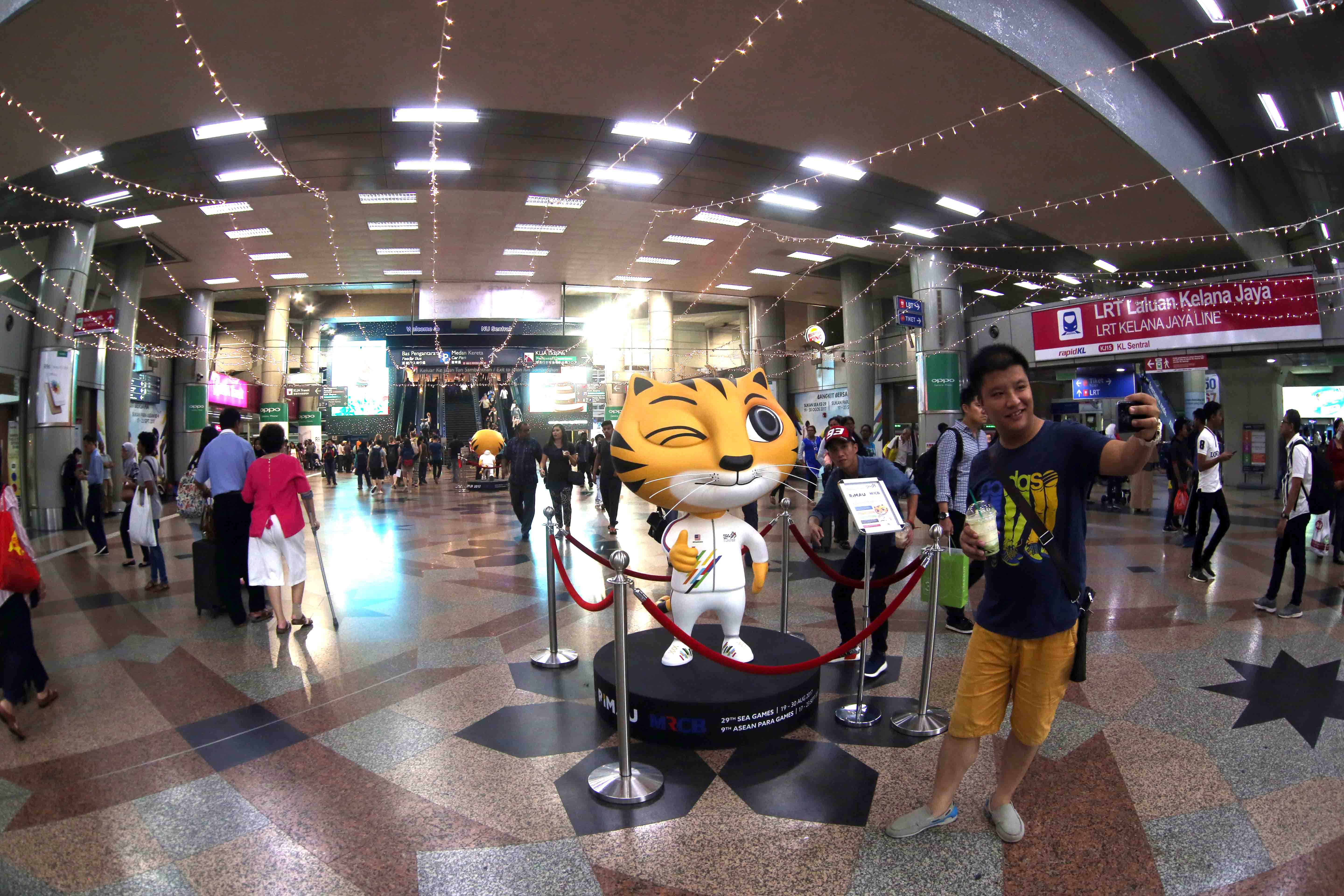 CĐV chụp ảnh selfie với linh vật SEA Games 29 tại Kuala Lampur. Ảnh: N.KHÔI