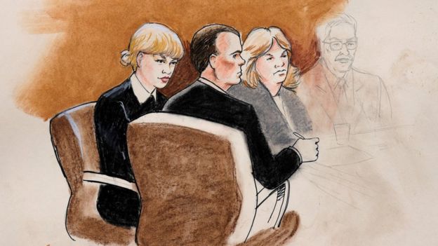Ảnh phác thảo Taylor Swift cùng mẹ và luật sư tại tòa liên bang Denver - Ảnh: Reuters
