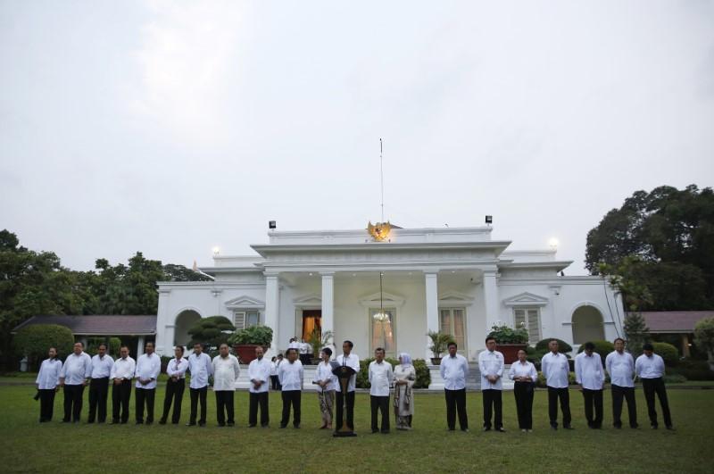 Tổng thống Indonesia Joko Widodo (giữa) và thành viên nội các đứng trước Dinh tổng thống - Ảnh: Reuters