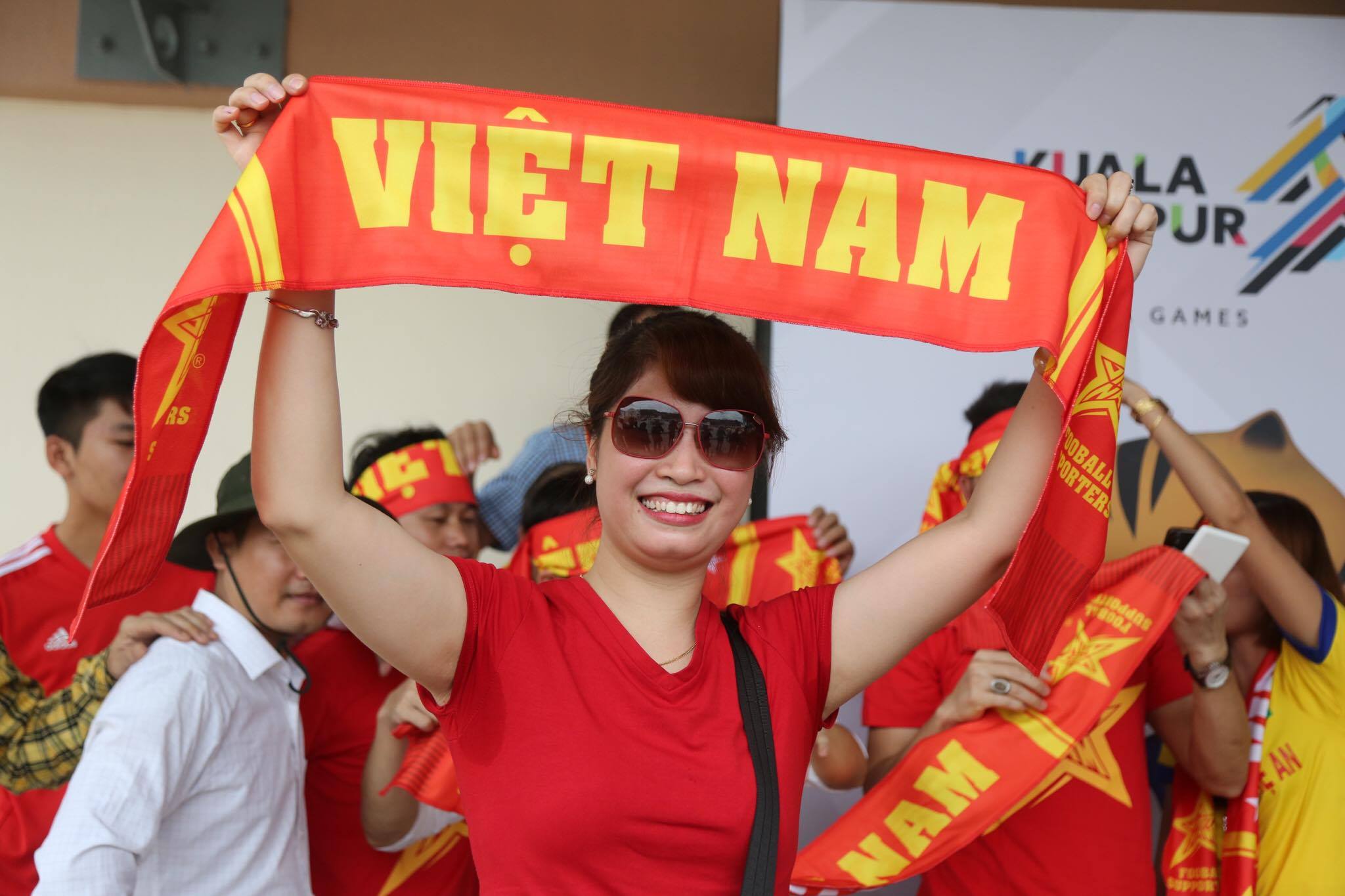Một nữ CĐV VN đến sân Selayang cổ vũ đội U-22 VN. Ảnh: NGUYÊN KHÔI