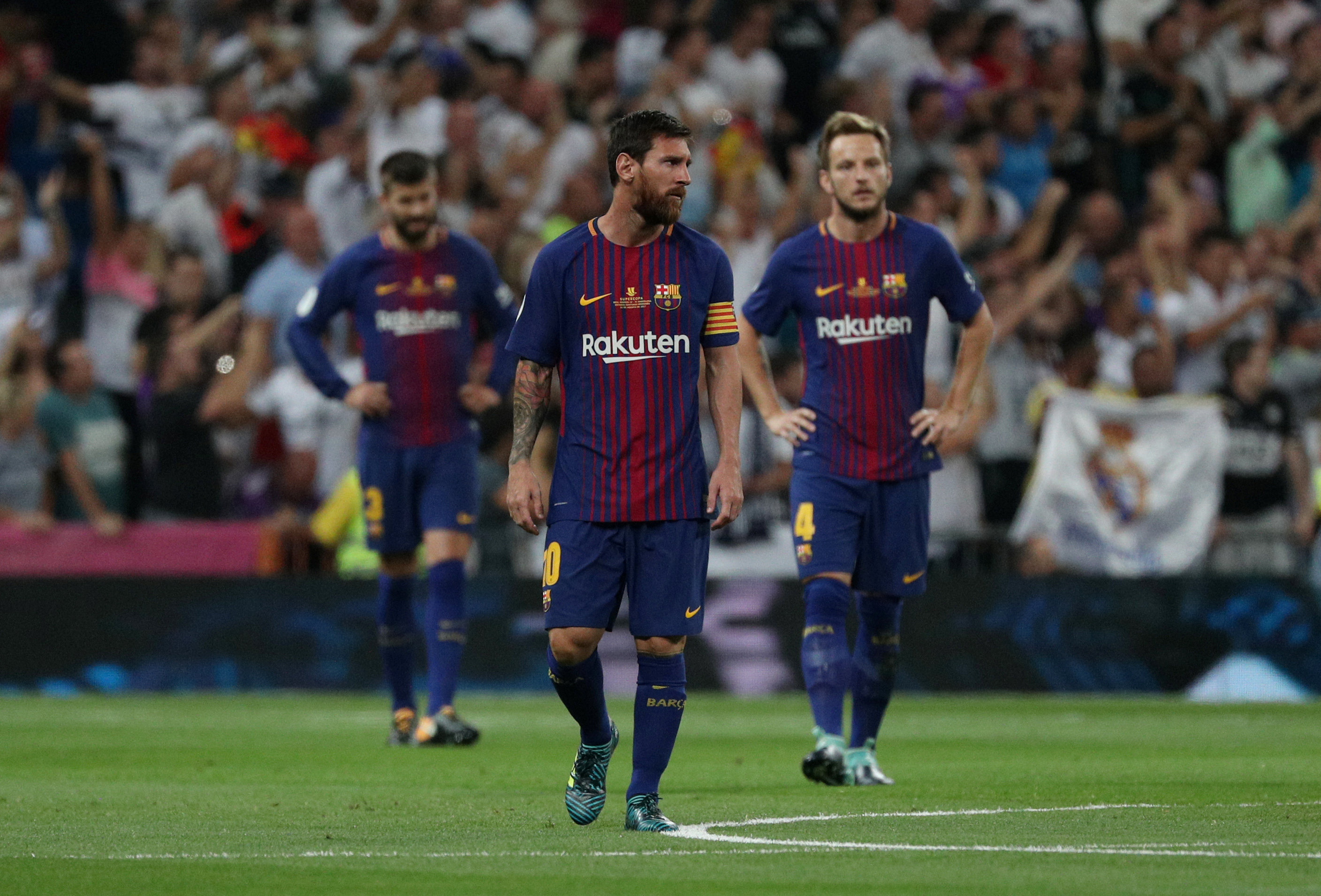 Sự thất vọng của Messi cùng các đồng đội sau trận thua R.M 0-2. Ảnh: REUTERS