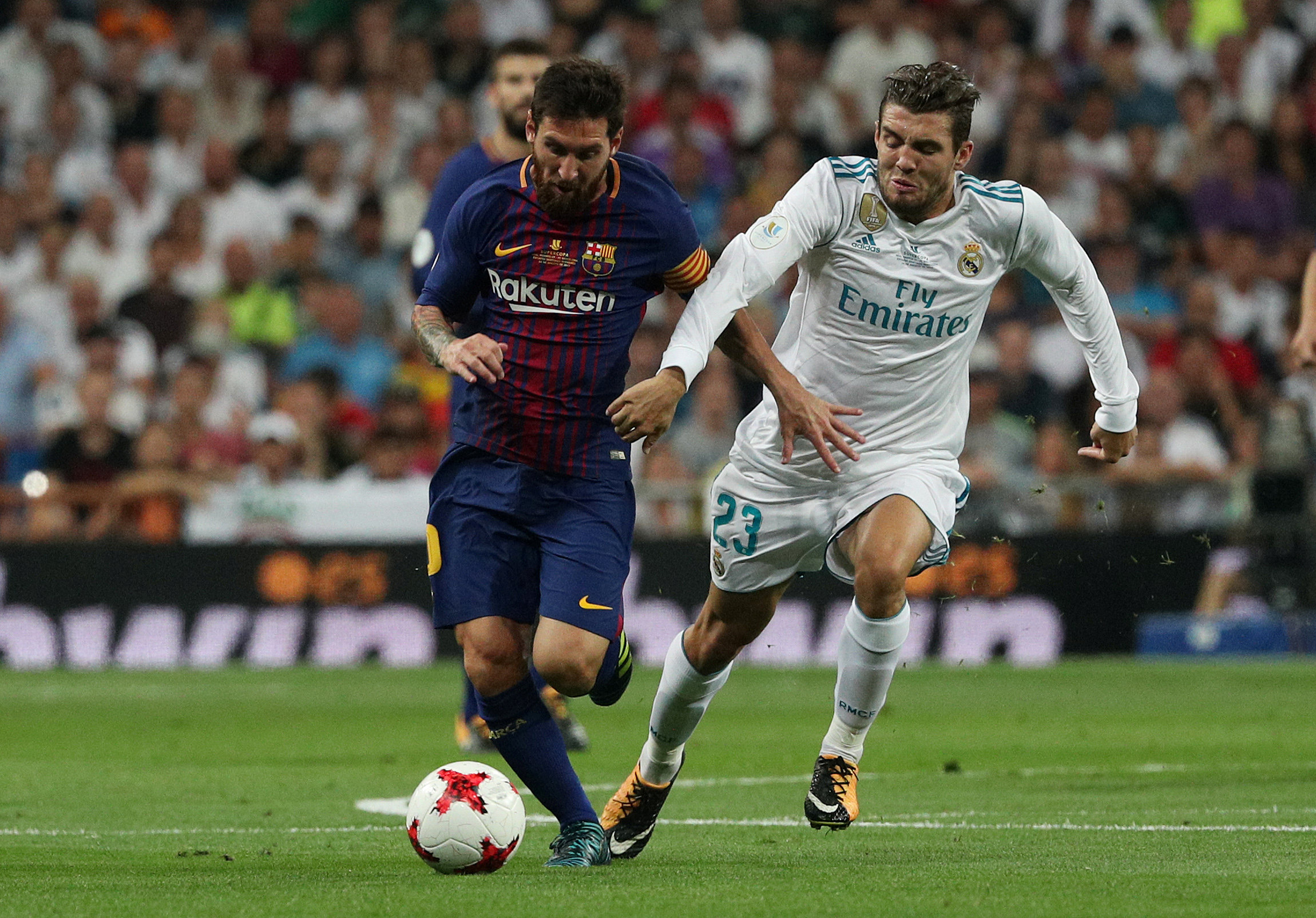 Messi (trái) bất lực trước hàng thủ chơi quá hay của R.M. Ảnh: REUTERS