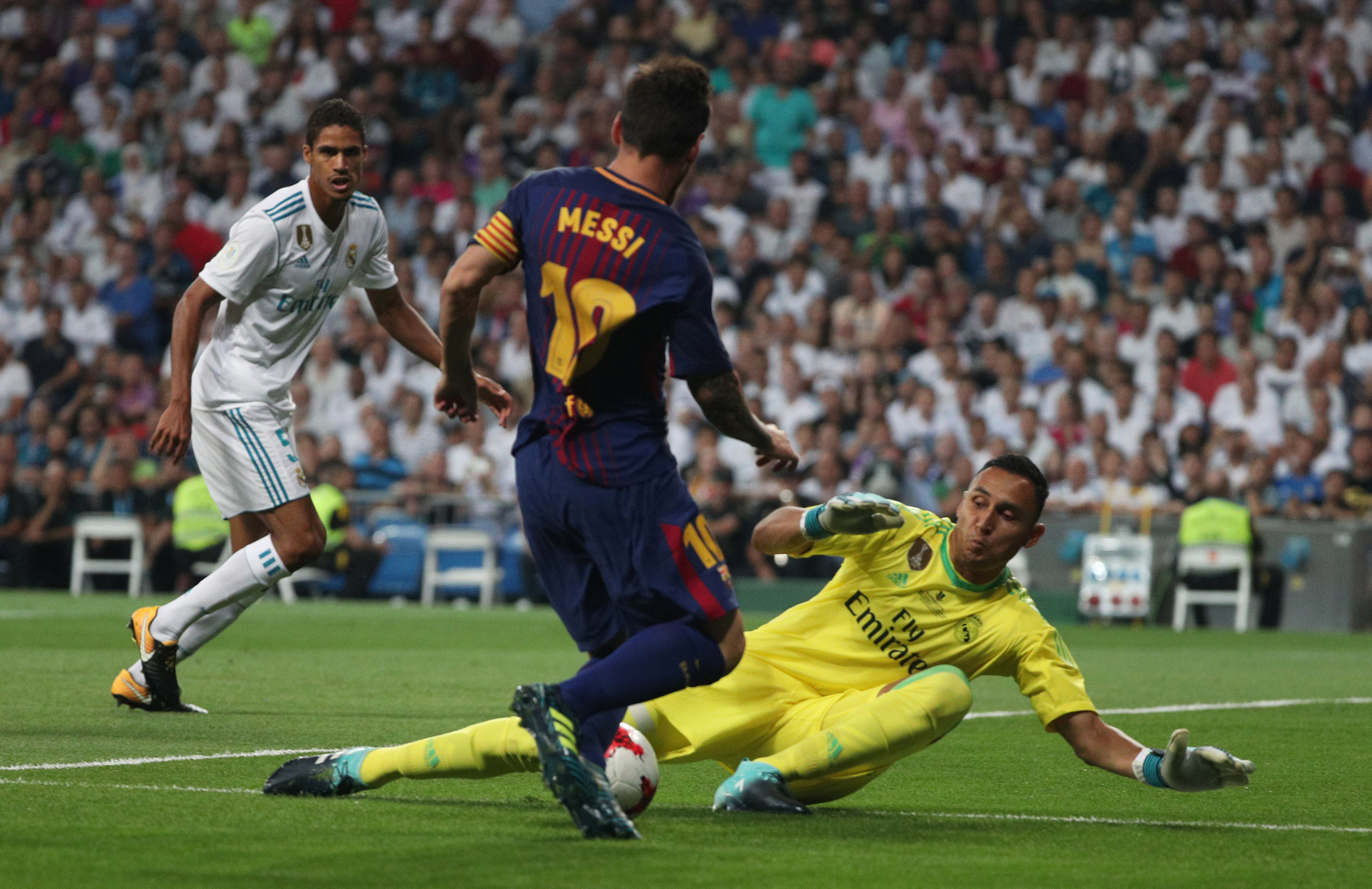 Nỗ lực dứt điểm của Messi bị thủ môn Navas cản phá. Ảnh: REUTERS