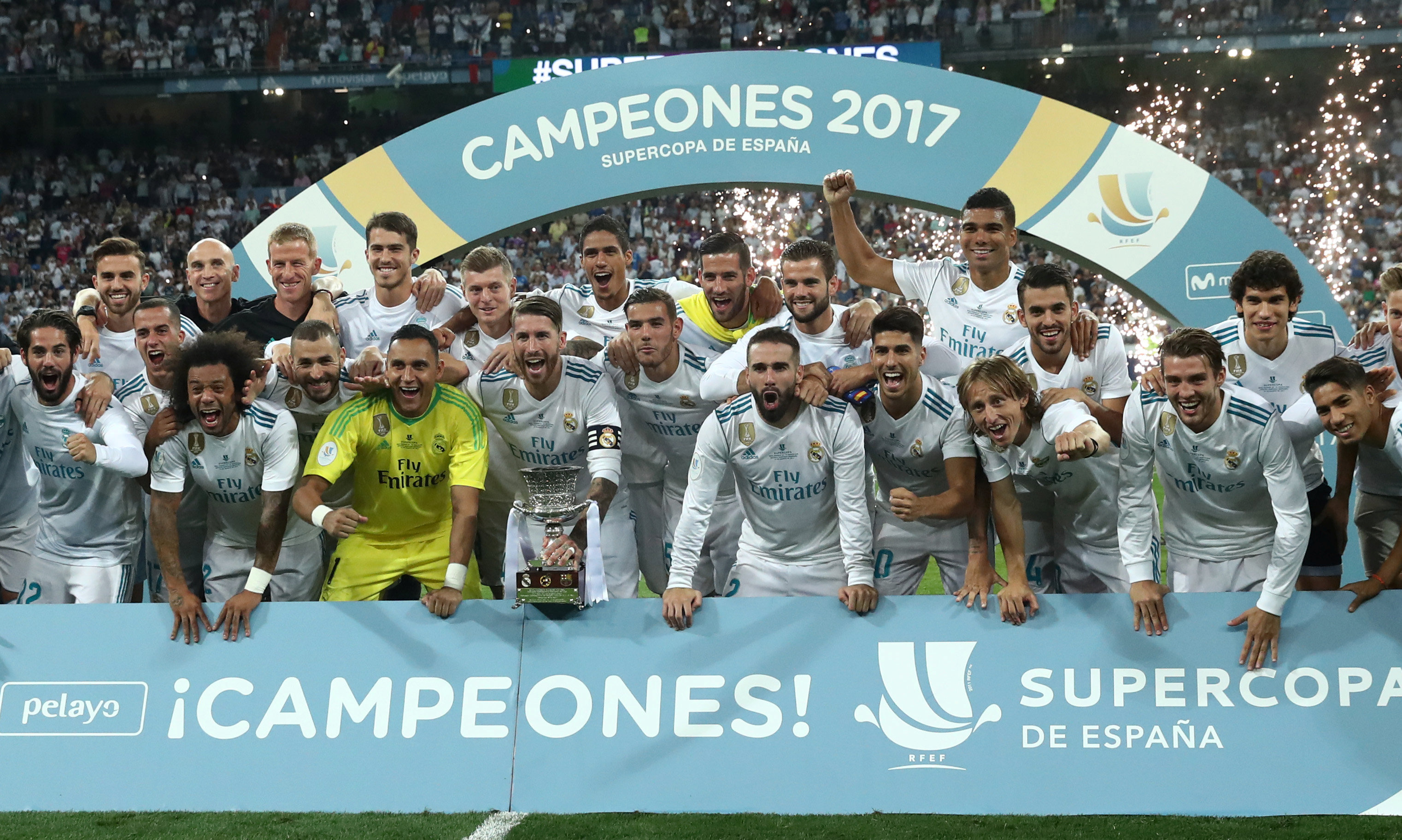 Các cầu thủ R.M đăng quang Siêu cúp Tây Ban Nha 2017. Ảnh: REUTERS
