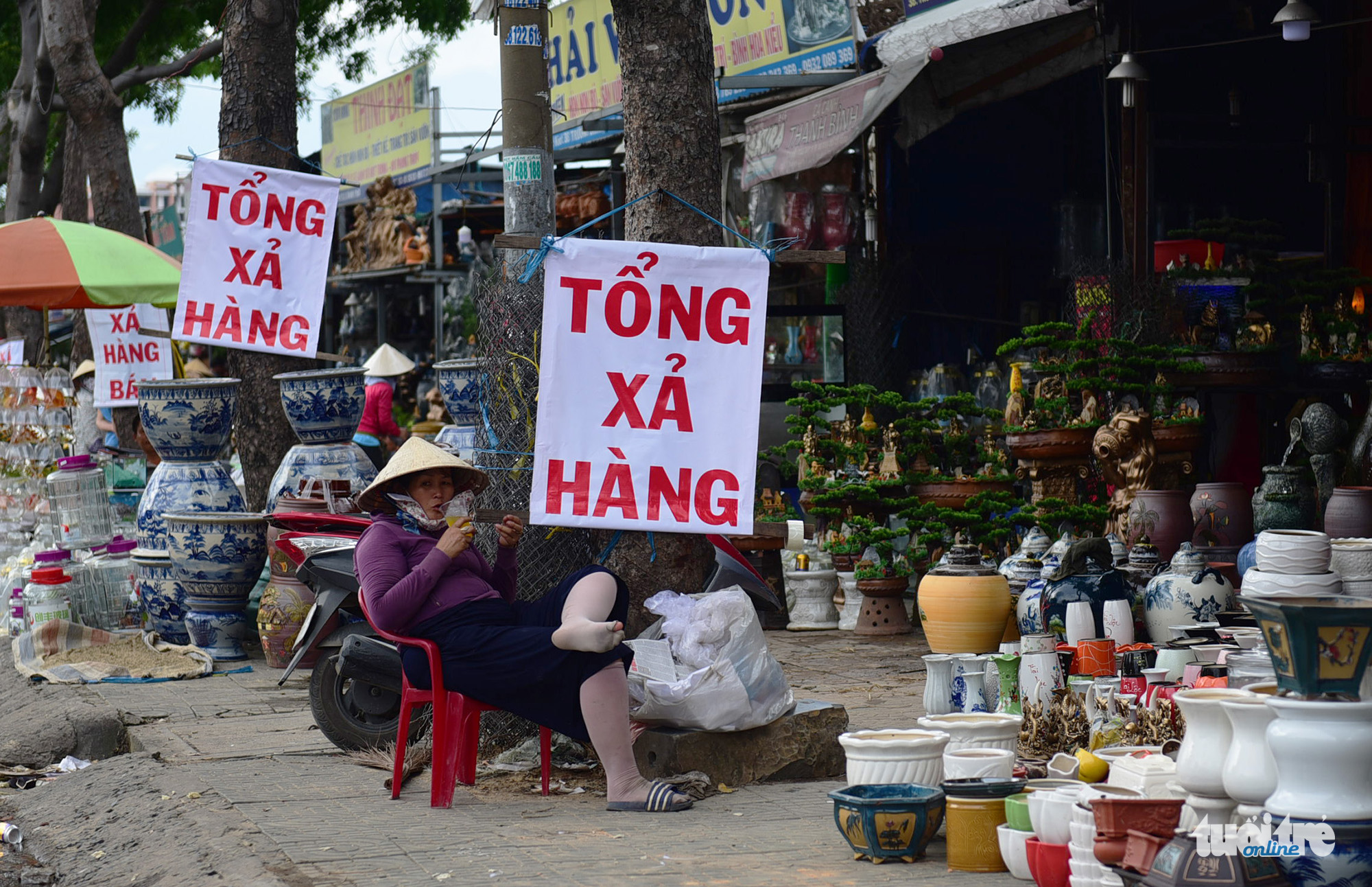 Một số chủ cửa hàng tại đây cho biết họ đã ngưng nhập hàng nhưng hàng vẫn còn rất nhiều, mà đầu tháng 9 phải trả lại mặt bằng nên đã treo xả toàn bộ số hàng.