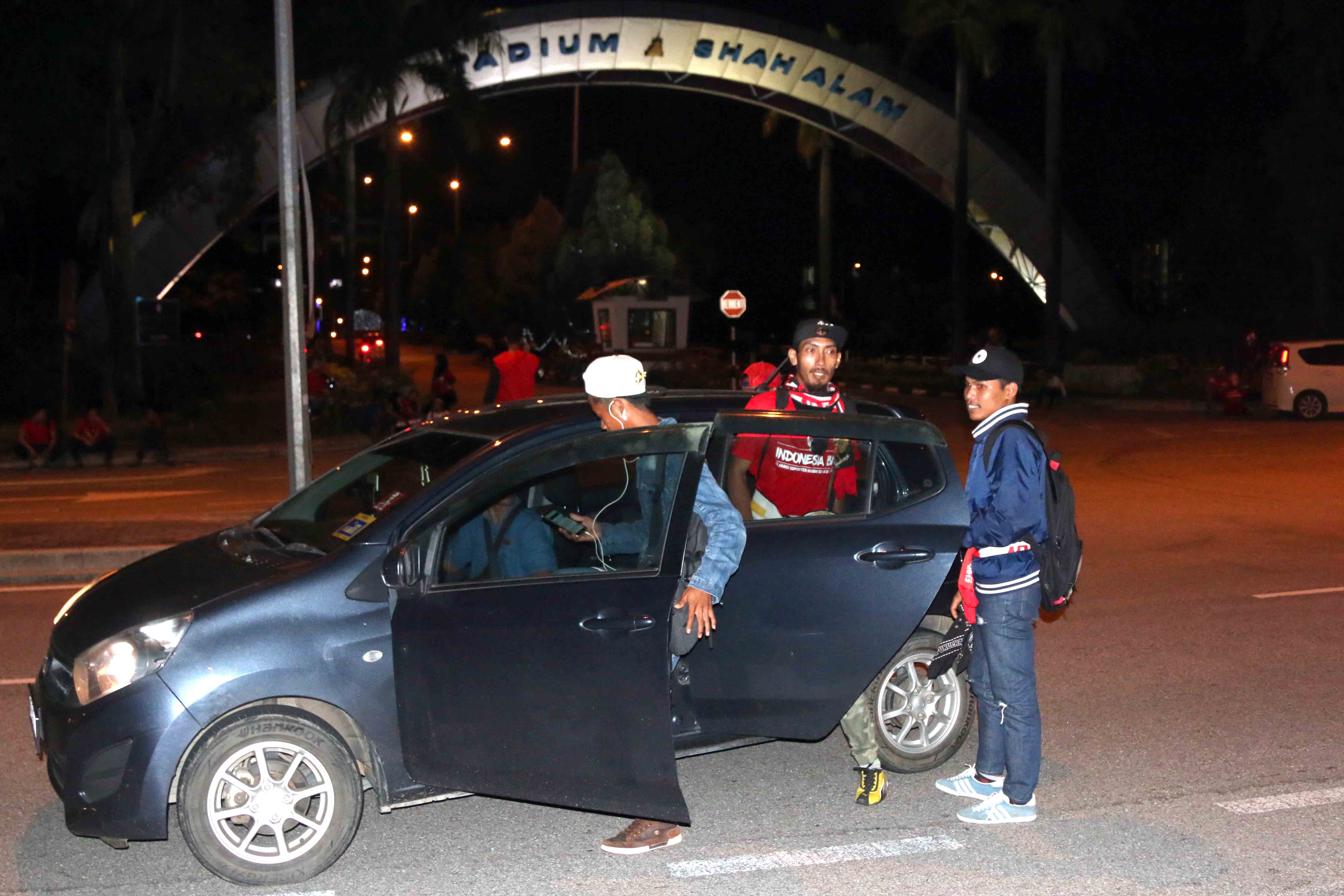 Công nhân Indonesia đón xe Grab về nhà sau khi xem xong trận Indonesia thắng Philippines. Ảnh: N.KHÔI
