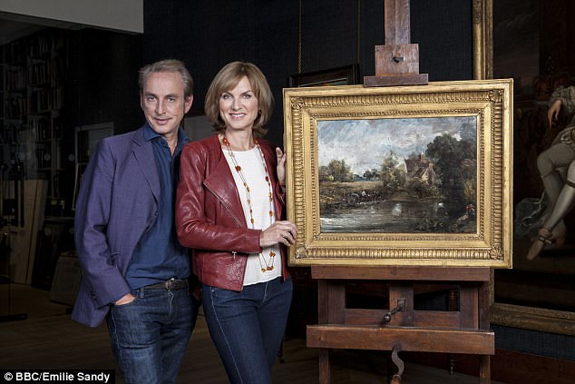 Philip Mould và người đồng dẫn chương trình Fake or Fortune? Fiona Bruce bên bức tranh mà ông từng sở hữu - Ảnh: BBC