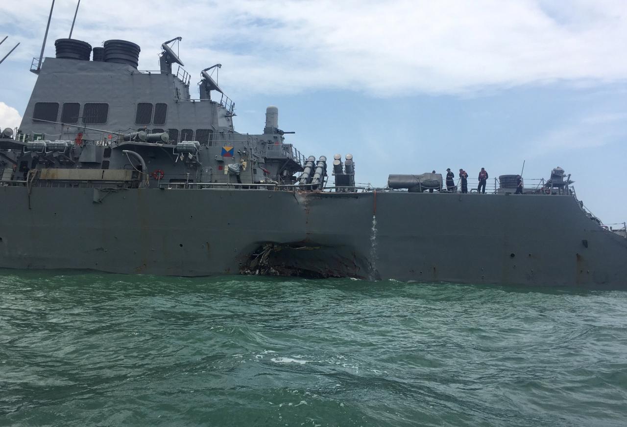 Tàu USS John S. McCain với lỗ thủng sau vụ va chạm  - Ảnh: Reuters
