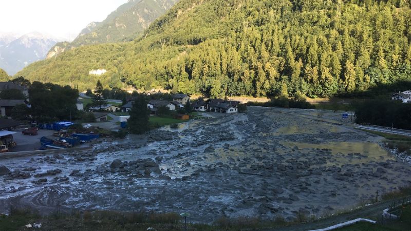 Khoảng 100 người dân quanh khu vực làng Bondo ở Thụy Sĩ đã sơ tán sau vụ lở đất - Ảnh: AFP
