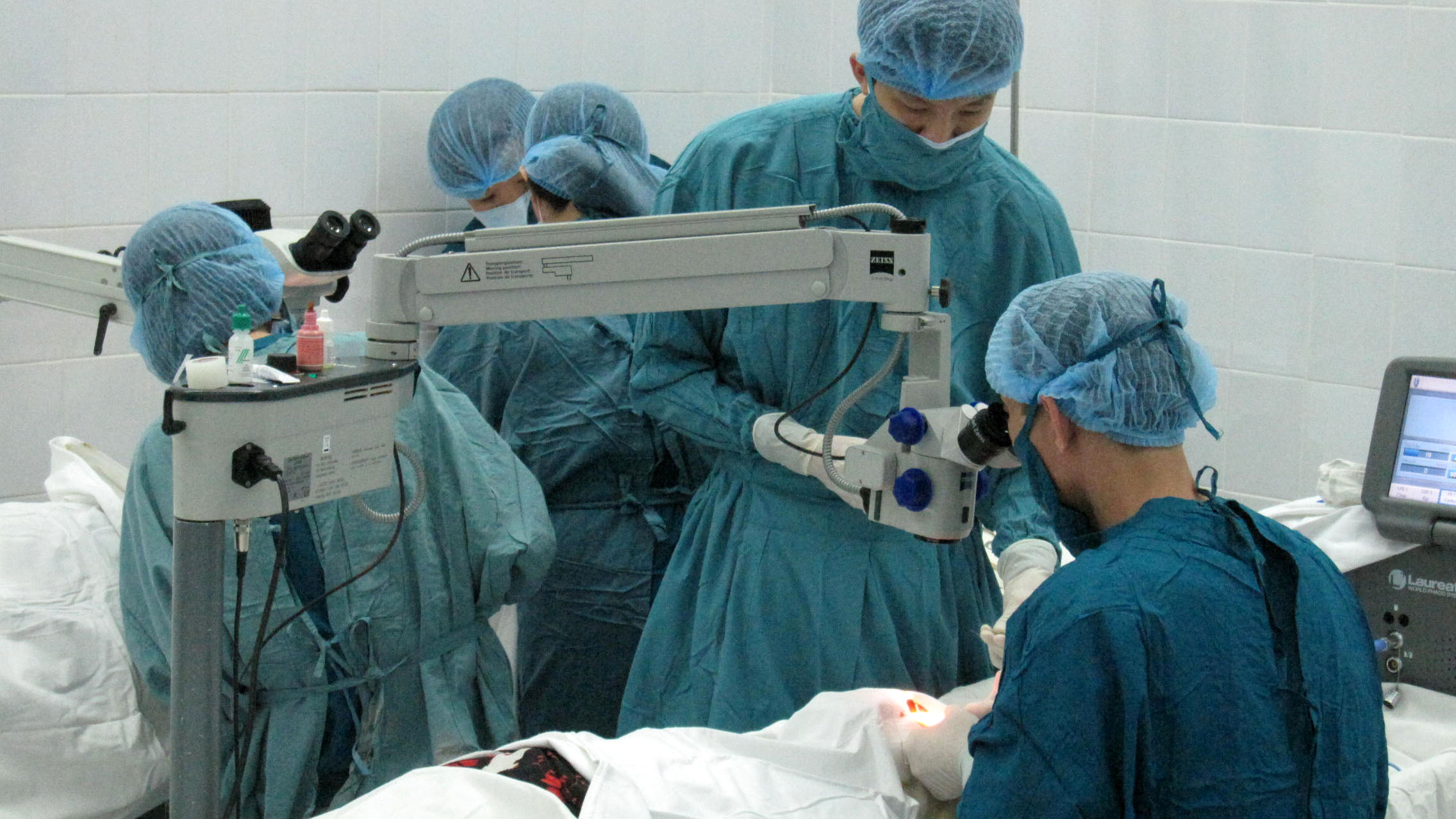 Các bác sĩ phẫu thuật thay thủy tinh thể miễn phí cho bệnh nhân