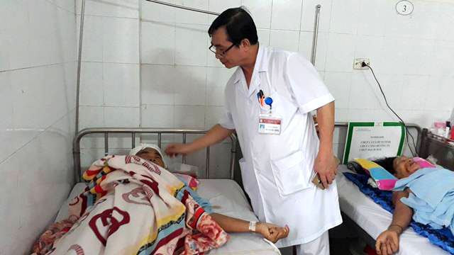 Bệnh nhân M.T.Â. (bìa trái ảnh) đang nằm điều trị tại bệnh viện sau phẫu thuật bóc u não - Ảnh Bệnh viện Đa khoa tỉnh Thanh Hóa cung cấp