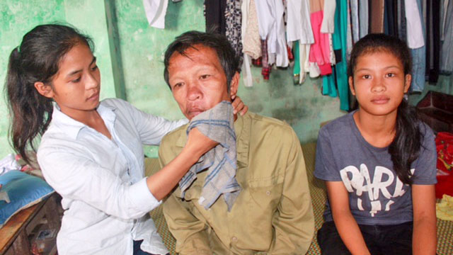 Em Lê Thị Thủy hàng ngày chăm sóc bố bị tàn tật, mất sức lao động - Ảnh: HÀ ĐỒNG