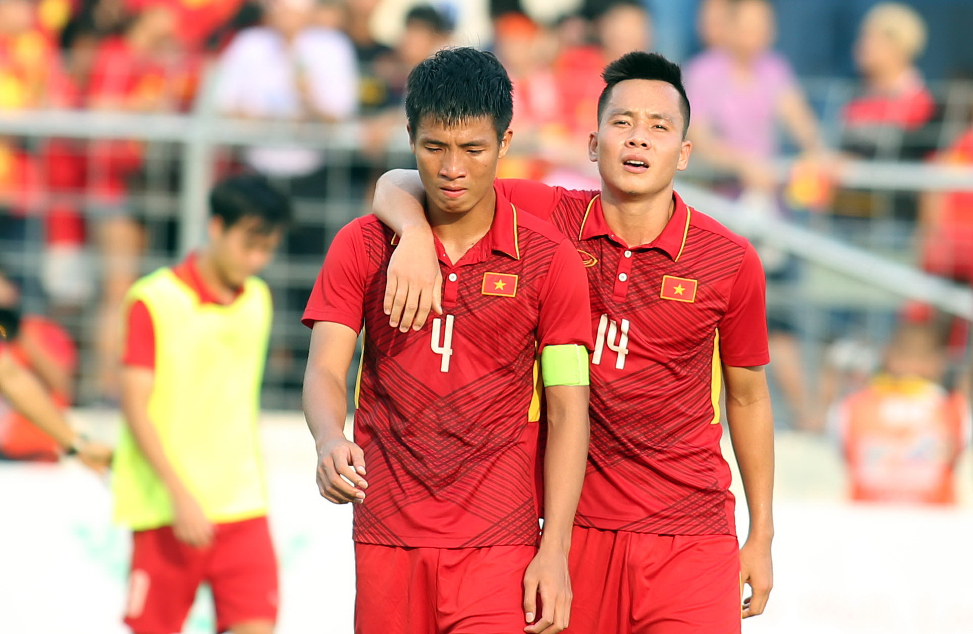 Trung vệ Bùi Tiến Dũng (trái) và tiền đạo Lê Thanh Bình buồn bã sau trận U-22 VN thua Thái Lan chiều 24-8. Ảnh: N.K