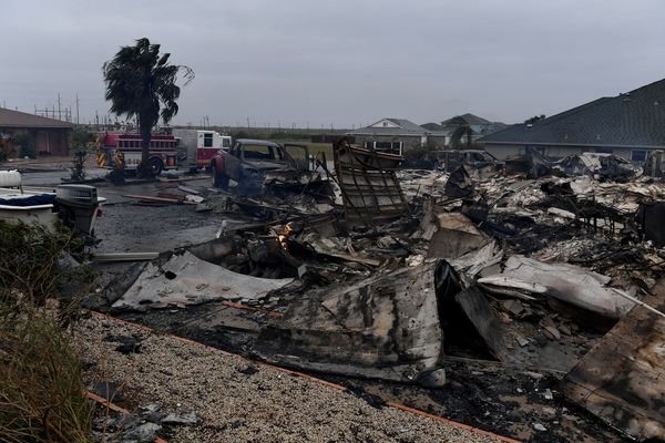 Một hiện trường nơi nhà và xe hơi cháy sau cơn bão ở Corpus Christi, Texas ngày 26-8 - Ảnh: AFP