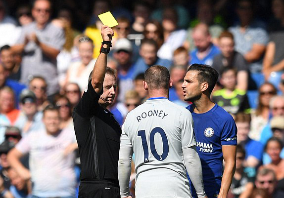 Rooney (10) nhận thẻ vàng sau một tình huống phạm lội với cầu thủ Chelsea. Ảnh: Daily Mail