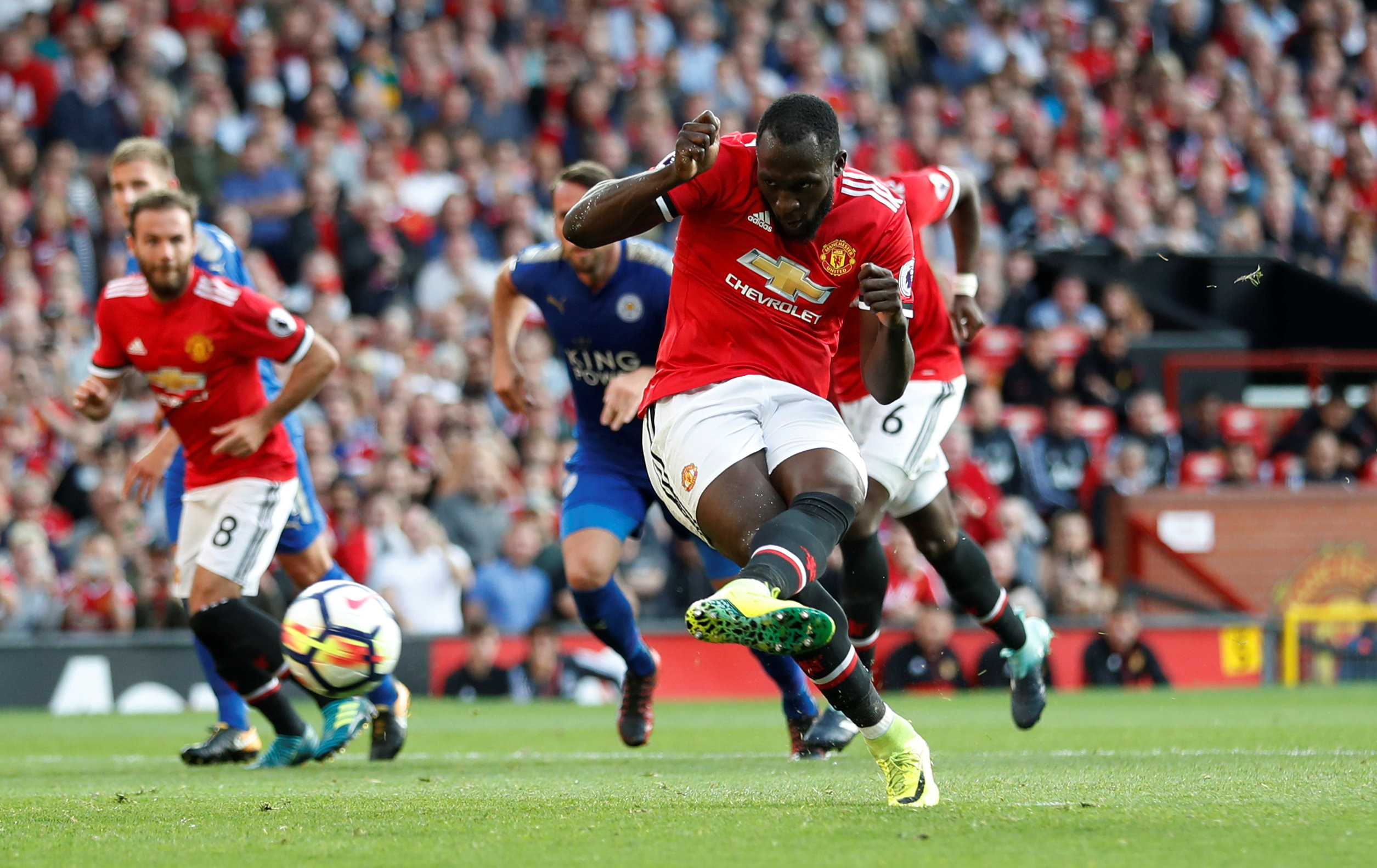 Lukaku đá hỏng 11m, bỏ lỡ cơ hội mở tỉ số cho M.U. Ảnh: REUTERS