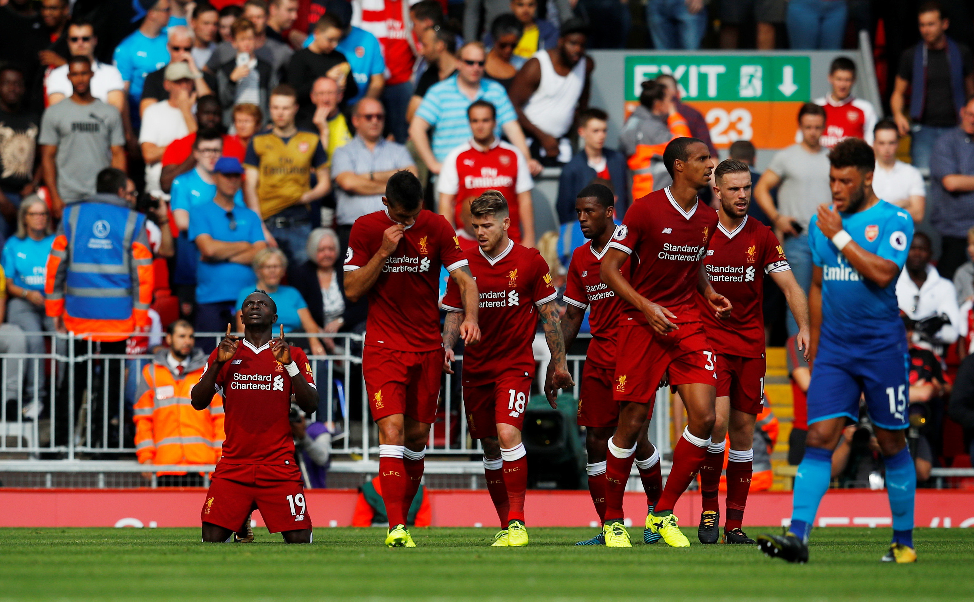 Niềm vui của các cầu thủ Liverpool sau khi Mane (bìa trái) nâng tỉ số lên 2-0. Ảnh: REUTERS