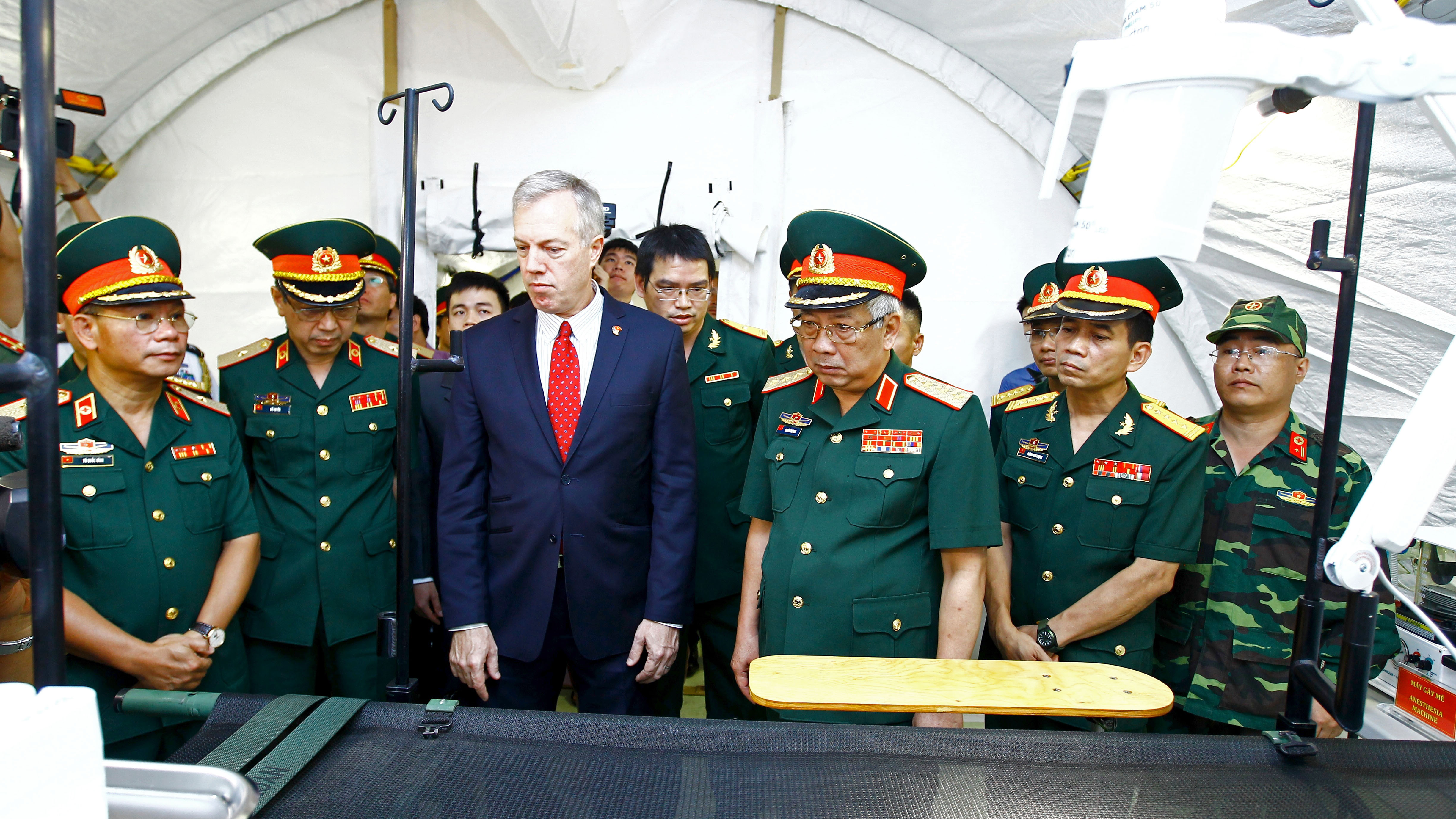 Thượng tướng Nguyễn Chí Vịnh và Đại sứ Ted Osius tham quan khu trưng bày trang thiết bị phục vụ Bệnh viện dã chiến cấp 2 - Ảnh: QĐND