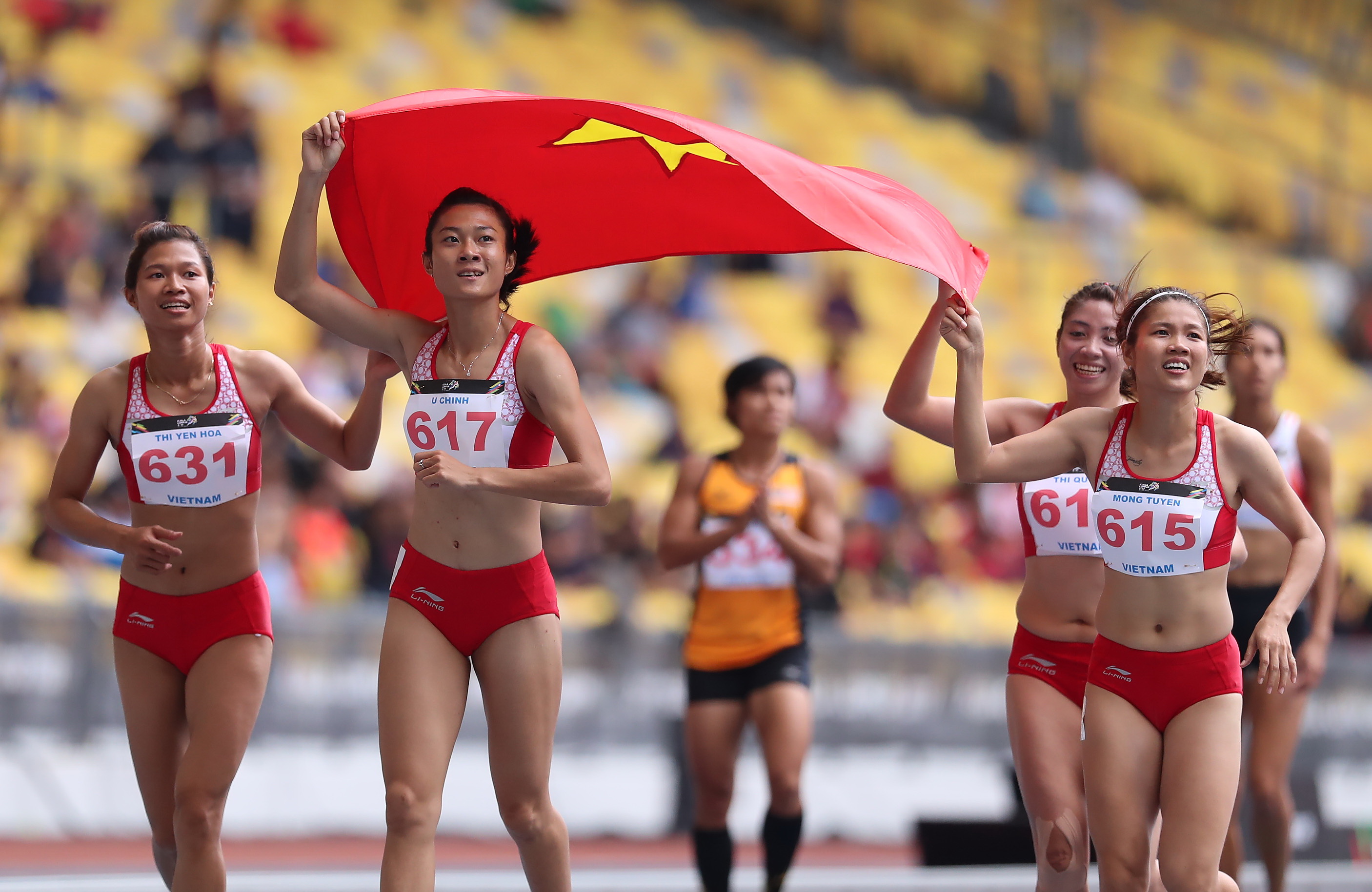 Chinh (số đeo 617) và đội điền kinh tiếp sức nữ 4x100m giành HCV tại SEA Games 29. Ảnh: NGUYỄN KHÁNH