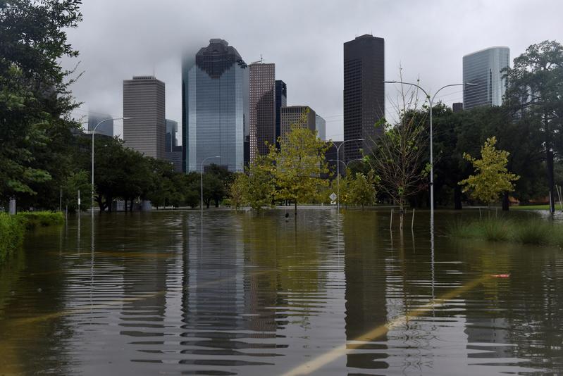 Việc xả lũ dự kiến sẽ làm tăng mực nước lũ trên sông Buffalo Bayou - Ảnh: Reuters