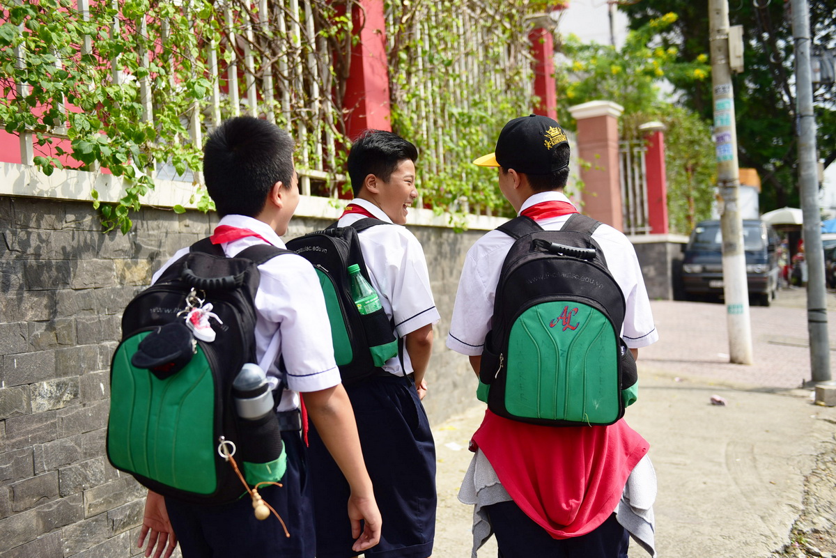 Học sinh trường THCS Âu Lạc quận Tân Bình TP.HCM mang cặp đồng phục - Ảnh: HỮU THUẬN