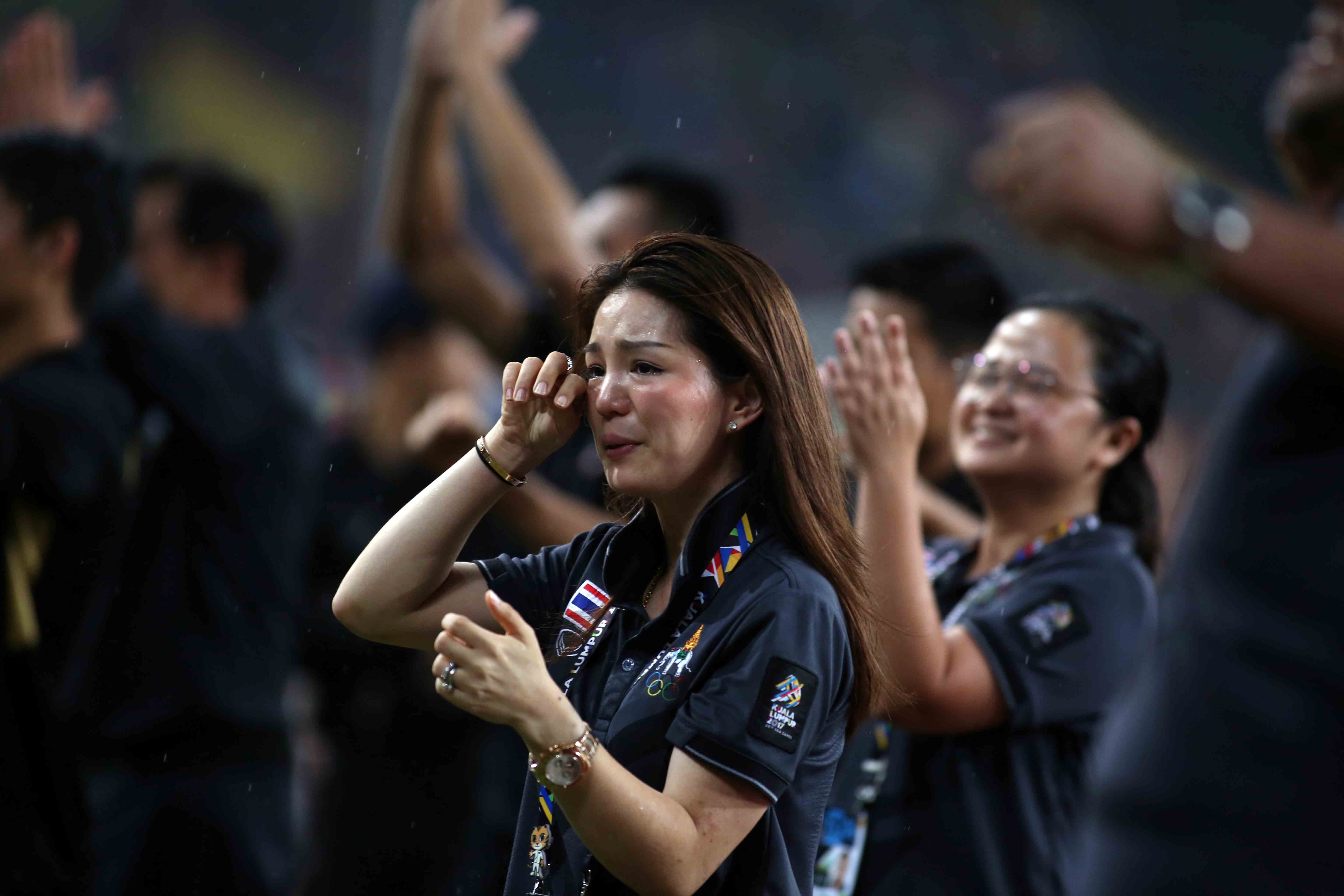 Bà Watanya Wongopasi bật khóc sau khi đội nhà đoạt chức vô địch SEA Games 29. Ảnh: NGUYÊN KHÔI