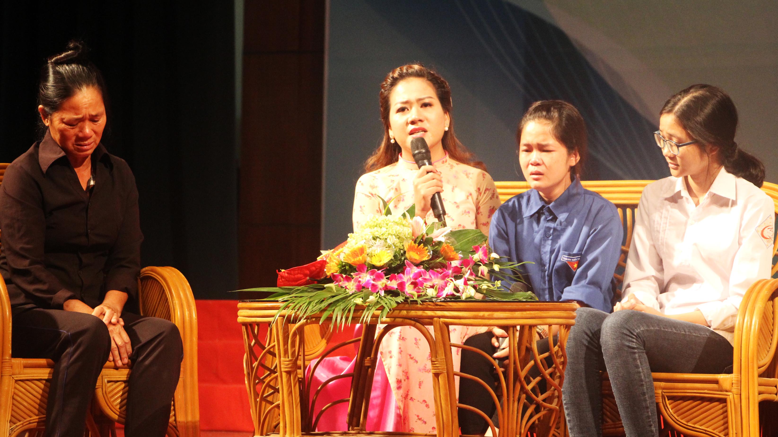 Hai bạn Linh, Minh và bà ngoại xúc động kể câu chuyện của gia đình tại phần giao lưu - Ảnh: DOÃN HÒA