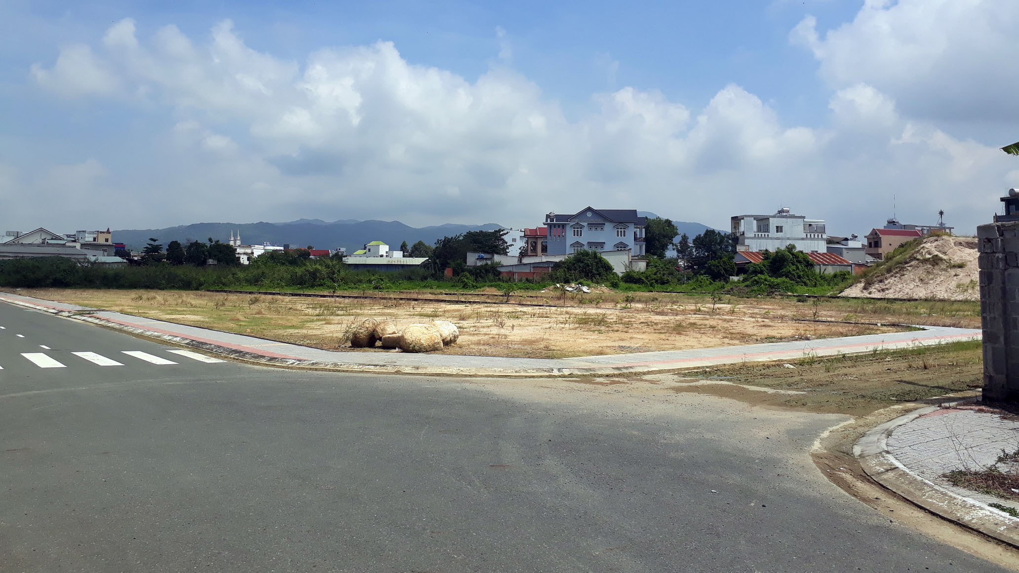 Một góc khu đất trong đường Nguyên Hồng- nơi có mảnh đất của ông Tiên được cho là “trúng quy hoạch đường giao thông” - Ảnh: ĐÔNG HÀ