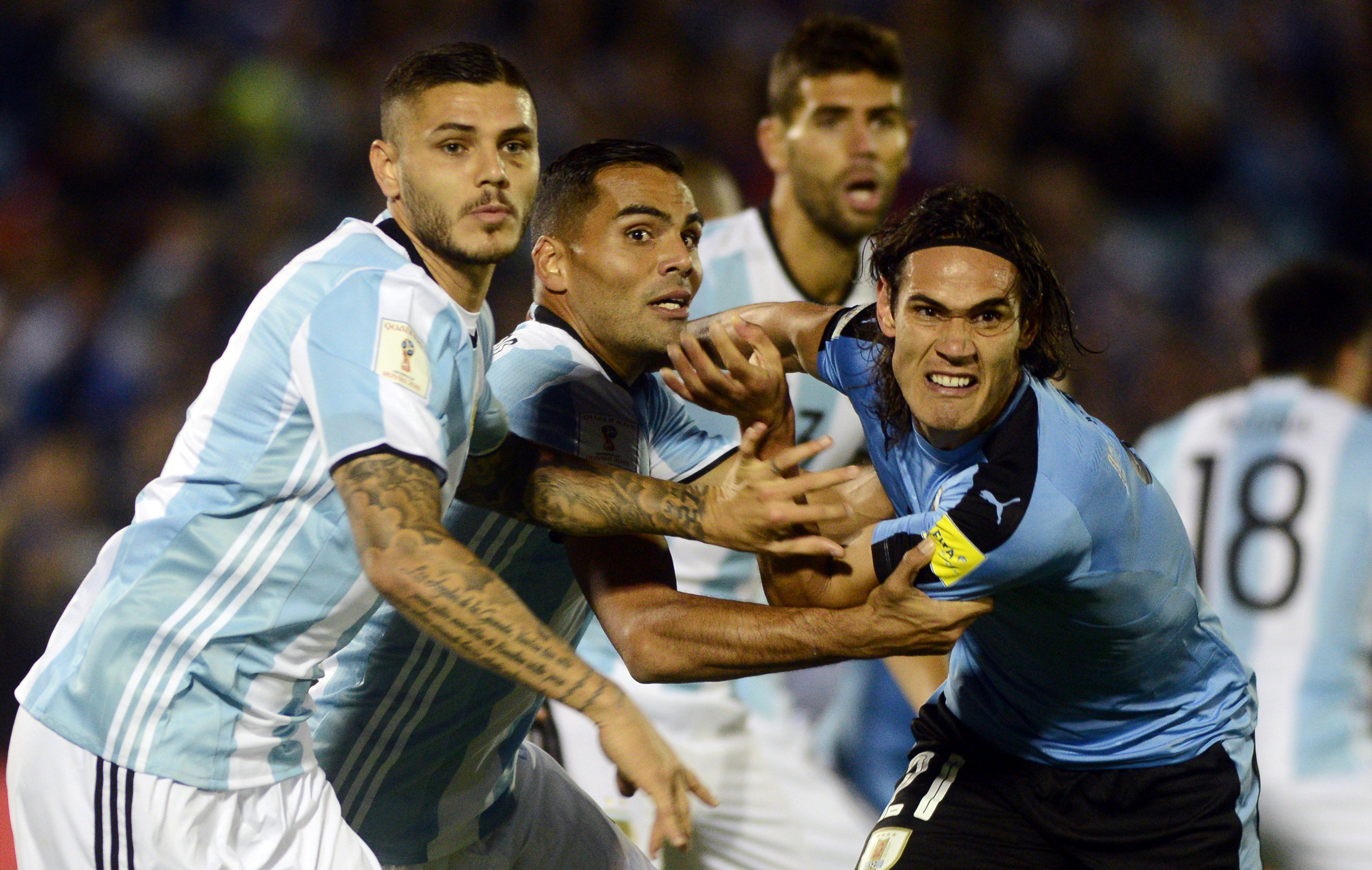 Dù thi đấu rất nỗ lực nhưng Cavani cũng không thể có bàn thắng cho Uruguay. Ảnh: REUTERS