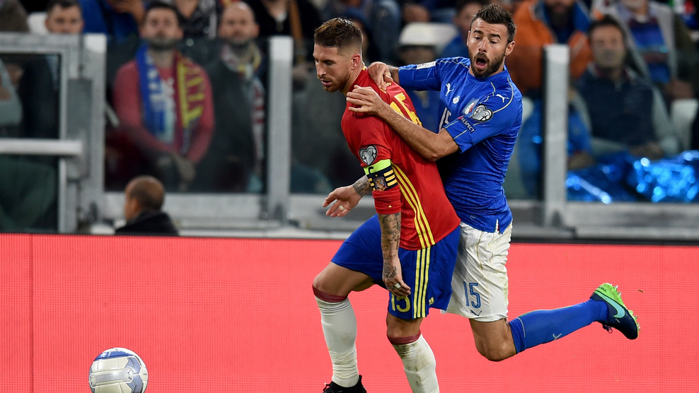 Tây Ban Nha (trái) và Ý sẽ có trận quyết đấu tranh ngôi đầu bảng G Ảnh: UEFA